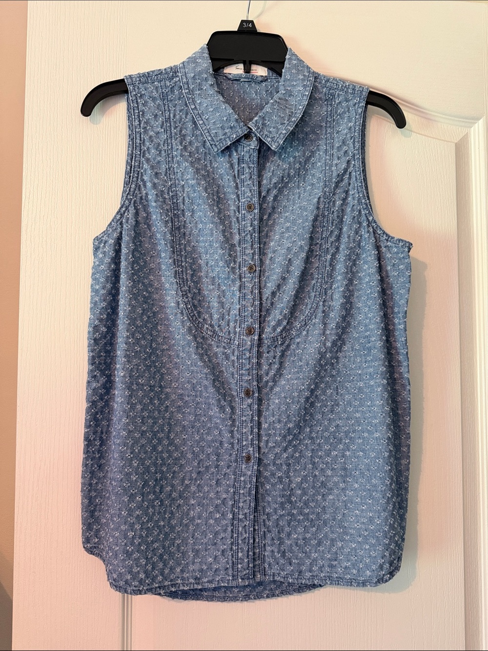 Vince Camuto Light Blue Sleeveless Button-Down Shirt  Size Medium  EUC